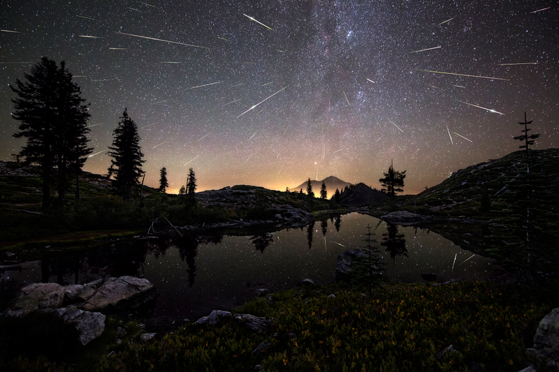 Lluvia de las Perseidas en Mount Shasta, California. Fotógrafo: Brad Goldpaint (Estados Unidos)